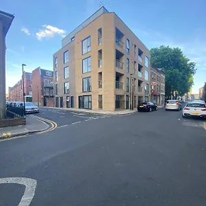 London, Jaccuzzi,newbuild, 2 Bedrooms Two Baths Apartment