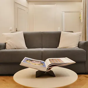 pick-a-flats-upper-marais-apartment-rue-du-faubourg.fr-paris.fr/